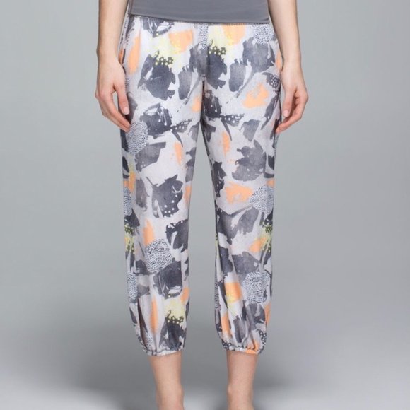 LULULEMON Om Pant Mini Art Pop White multi/ Slate. Size 6 - Picture 6 of 7